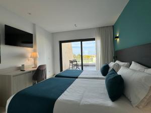 una camera con un grande letto e un balcone di Occidental Mar Menor a Cartagena