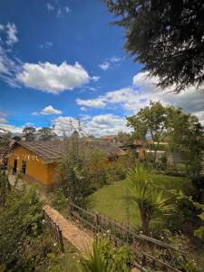 a house with a garden and a fence at Kinti Wasi Casa de Campo in Los Baños del Inca