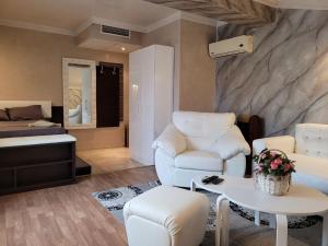 ein Wohnzimmer mit weißen Möbeln und ein Schlafzimmer in der Unterkunft Хотел “Райски кът” in Cheresha