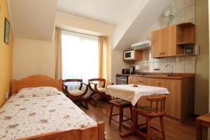a kitchen with a table and chairs in a room at Apart Hotel Villa Los Ciruelos in Valdivia