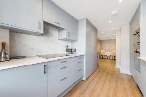 3bdBond StrMayfair - Sleeps 7 주방 또는 간이 주방