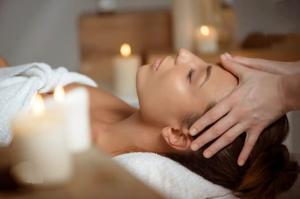 Eine Frau bekommt eine Massage in einer Badewanne in der Unterkunft Studio indépendant vue magnifique et au calme in Crest