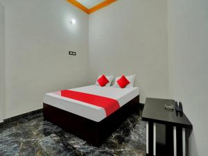 Een bed of bedden in een kamer bij OYO Home Hotel White Town