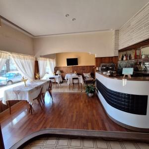 un restaurante con mesas y un bar en una habitación en Hotel Turingia en Miramar