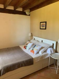 1 dormitorio con 1 cama con mesa y silla en La Gersoise, en Estang