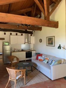 sala de estar con sofá y cocina en La Gersoise, en Estang