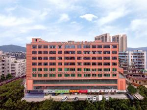広州市にあるLavande Hotel Guangzhou Shatai South Road Tianpingjia Metro Stationの大きな建物