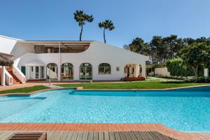 Bazén v ubytování Lux villa near sea: pool, sauna, tennis nebo v jeho okolí
