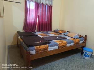Ένα ή περισσότερα κρεβάτια σε δωμάτιο στο Vicky's Home Stay Hampi
