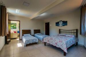 a bedroom with two beds in a room at Lua Branca_Recanto in Juiz de Fora