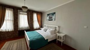 イスタンブールにあるLia Suit Beşiktaşのベッドルーム(ベッド1台、テーブル付)