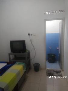 Ένα ή περισσότερα κρεβάτια σε δωμάτιο στο villa kamar puncak