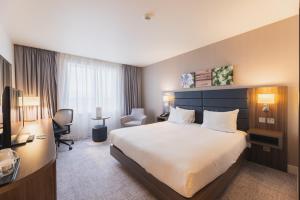 a hotel room with a bed and a television at Hilton Garden Inn Birmingham Airport Uk in Bickenhill +108 photos