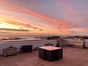 - un balcon offrant une vue sur l'océan et le coucher du soleil dans l'établissement Beach Life, à Aspendale