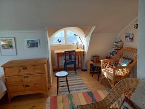 una camera con letto, scrivania e sedie di Ljust boende, egen ingång och trädgård i centrum a Varberg