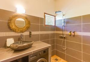 een badkamer met een wastafel en een douche bij Villa Marie - Habitation Saint Charles in Petit-Bourg