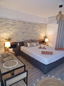 a bedroom with two beds and a table with two lamps at The Ohana Studio in Saint-François
