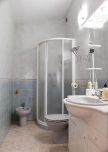 y baño con ducha, aseo y lavamanos. en Apartamento La Relojera 1 en Jarandilla de la Vera
