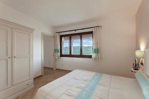 Vignola MareにあるRésidence Pierre & Vacances Vignola Mareのベッドルーム(ベッド1台、窓付)