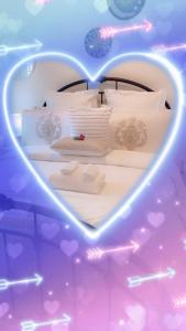 een bed in de vorm van een hart in een kamer bij Mel-C's Cozy Cottage in Monroe