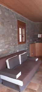 uma cama num quarto com uma parede de pedra em Casa Castillón em Ceresa