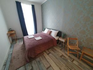 um quarto com uma cama, uma mesa e uma cadeira em WE STAY APARTMENTS em Bratislava