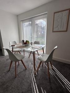 d'une salle à manger avec une table, des chaises et une fenêtre. dans l'établissement Serviced studios - free breakfast included, à Parkside