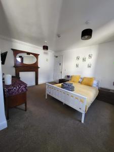 Un pat sau paturi într-o cameră la the devon and cornwall inn