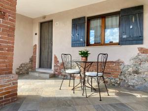 a table and chairs in front of a house at Ca' di Zio Tinu in Dronero