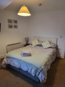 A bed or beds in a room at the devon and cornwall inn