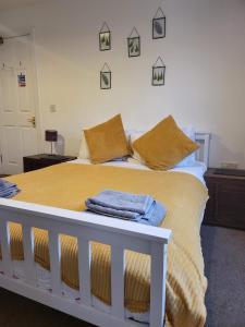 Un pat sau paturi într-o cameră la the devon and cornwall inn