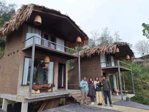 La Maison SAPA - Bungalows في سابا: مجموعة من الناس تقف أمام المنزل