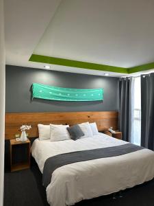 - une chambre avec un grand lit et un mur bleu dans l'établissement Hotel Brisas Express, à San Cristóbal de Las Casas