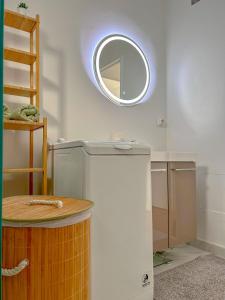 baño con lavabo y espejo en la pared en Appartement lumineux rénové (proche JO), en Épinay-sur-Seine
