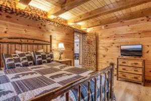 um quarto com uma cama num chalé de madeira em A Playful Bears Cabin #312 em Newport