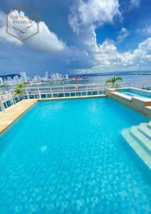 duży basen z widokiem na wodę w obiekcie Hotel Cartagena Premium w mieście Cartagena de Indias
