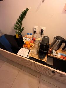 un mostrador con una bandeja de comida y frutas. en Sauna studio near centre/airport, en Praga