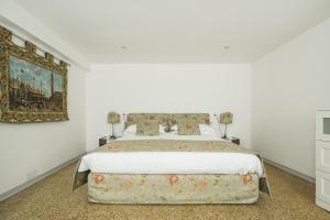 Кровать или кровати в номере Goodwind Venice Apartments