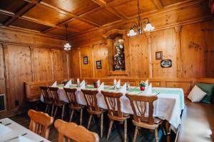 a dining room with a long table and chairs at Zum Alten Wirt in Mauern