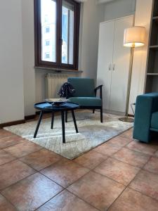un soggiorno con divano e tavolino da caffè di Appartamento ONE a Novara