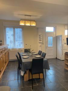 a kitchen and dining room with a table and chairs at AD41 - La Perle Marine Jolie maison avec jardin et terrasse in Ault