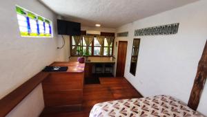a small room with a kitchen with a counter top at Alma de cedrela in Puerto Ayora