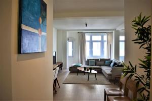 een woonkamer met een bank en een tafel bij Luxury 2 Bedroom - Antwerp City Centre in Antwerpen