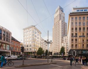 een straat met hoge gebouwen en mensen die de straat oversteken bij Luxury 2 Bedroom - Antwerp City Centre in Antwerpen