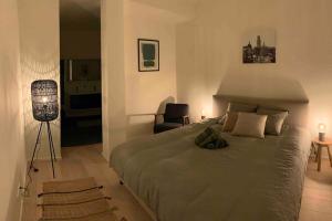 een slaapkamer met een groot bed en een stoel bij Luxury 2 Bedroom - Antwerp City Centre in Antwerpen