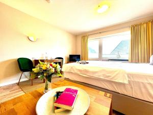 een hotelkamer met een bed en een tafel met een boek bij Ferienwohnung Mare Nostrum 6 in Westerland