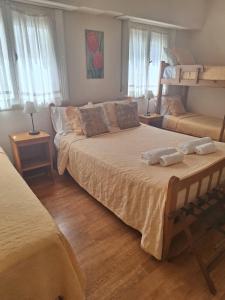1 dormitorio con 2 camas y 2 lámparas y ventanas en Hotel Turingia en Miramar