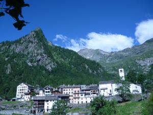 een stad in de bergen met bergen op de achtergrond bij Casa Bastucchi in Rima San Giuseppe