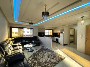 พื้นที่นั่งเล่นของ Two Bedroom Luxury Vacation Apartment City Centre