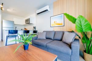 a living room with a couch and a table at San Francisco by Wynwood House in Panama City